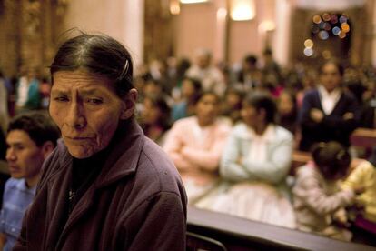 Una mujer asiste a la misa en memoria de las víctimas de Sendero Luminoso.