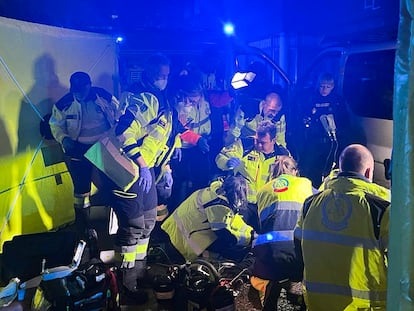 Miembros de Emergencias Madrid atienden a la mujer tiroteada, el lunes en Vallecas.