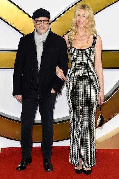 No es fácil estar a la altura de una supermodelo como Claudia Schiffer (1,80 metros). En la imagen, junto a su marido, el cineasta y guionista Matthew Vaughn.