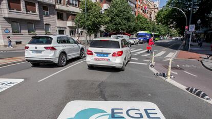 Nueva señalización de zona de bajas emisiones en la Gran Vía de Bilbao.