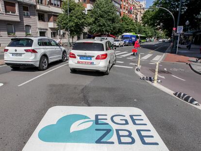 Nueva señalización de zona de bajas emisiones en la Gran Vía de Bilbao.