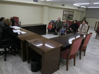 Una juez casa por lo civil a Susana Serrano y Nicolás Almagro, en presencia de su bebé y sus testigos, los padres de ella, el viernes pasado en Córdoba.
