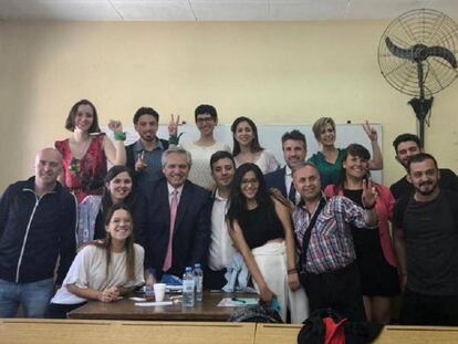 El presidente Alberto Fernández posa junto a los alumnos a los que acaba de tomar examen en la UBA.