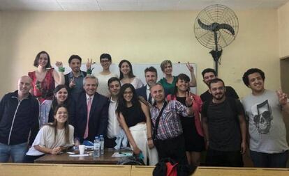 El presidente Alberto Fernández posa junto a los alumnos a los que acaba de tomar examen en la UBA.