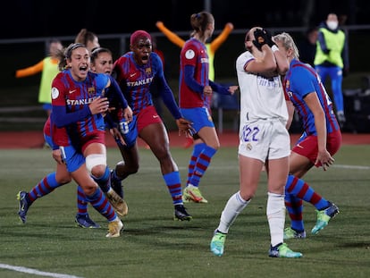 Alexia Putellas celebra con su compañeras haber marcado el gol del Barcelona contra el Real Madrid en la semifinal de Supercopa.