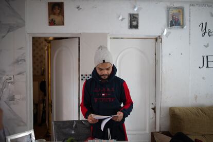 Saúl Jiménez, en el interior de su vivienda.