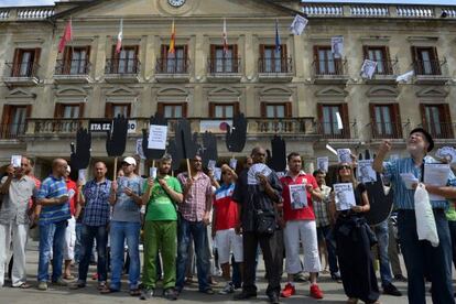 Protesta de inmigrantes y SOS Racismo ante el Ayuntamiento de Vitoria