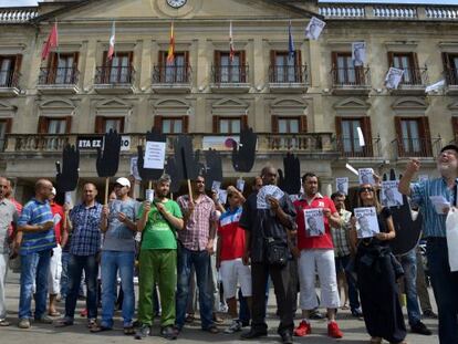 Protesta de inmigrantes y SOS Racismo ante el Ayuntamiento de Vitoria