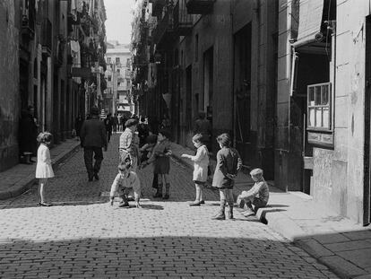 Nens jugant al carrer fotografiats per Margaret Michaelis.
