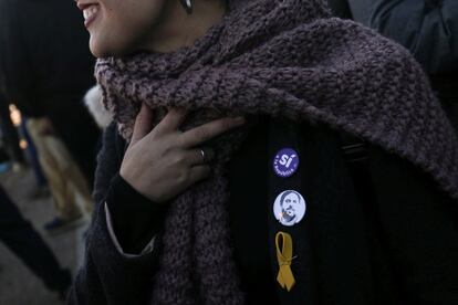 Una seguidora de ERC luce un pin con la cara de Oriol Junqueras, un lazo amarillo en apoyo a los encarcelados y un pin a favor de la independencia durante el acto electoral del partido en Estremera. 