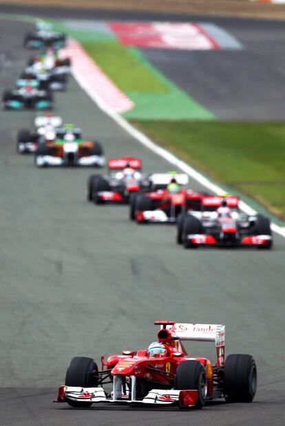 Alonso conseguió ponerse líder tras el error cometido Vettel en el segundo cambio de neúmaticos cuando en la colocación de la rueda trasera izquierda le costó alrededor de ocho segundos de pérdida al actual líder del Mundial