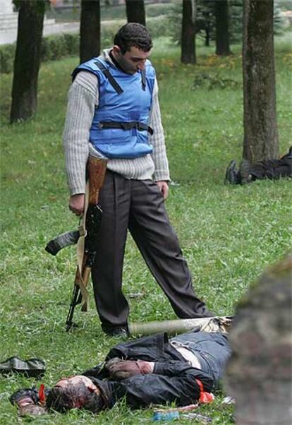 Un soldado mira el cadáver de un guerrillero, ayer en Nálchik.