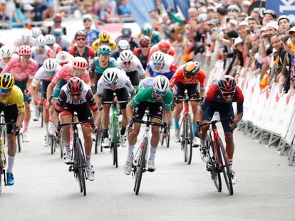 El colombiano Daniel Felipe Martínez, a la derecha, se impone al sprint en la meta de Zamudio