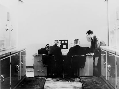 Brian Pollard, Keirh Lonsdale y Alan Turing (de izquierda a derecha), en la consola de la computadora Ferranti Mark 1, en la Universidad de Manchester.