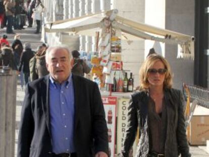 Dominique Strauss-Kahn y su novia, Myriam Aouffir, de vacaciones en Venecia el mes pasado.