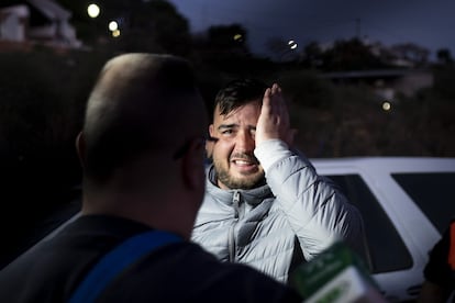 José, padre del pequeño Julen, muestra su tristeza al recibir a unos vecinos de Totalán (Málaga) que le quieren transmitir su apoyo.