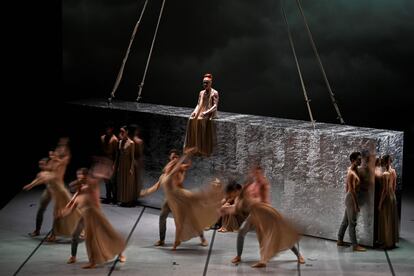 Bailarines del Ballet Nacional de Teatro de Belgrado se presentan durante la 4a Bienal Internacional de Danza de Cali (Colombia).