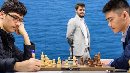 Magnus Carlsen observa el inicio de la partida Firouzja-Xiong el sábado en Wijk aan Zee (Holanda)