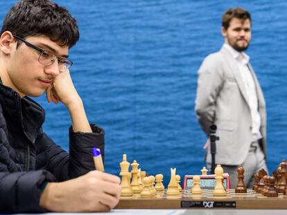 Magnus Carlsen observa el inicio de la partida Firouzja-Xiong el sábado en Wijk aan Zee (Holanda)