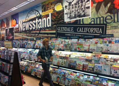 En esta ciudad, todo es a lo grande: punto de venta de revistas en un establecimiento de Barnes & Noble, dentro de un centro comercial en Glendale.