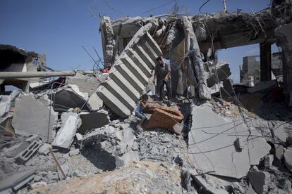 Vecinos palestinos del barrio de al-Tufah en Gaza intentan recuperar algunas pertenencias entre los restos de los edificios destruídos.