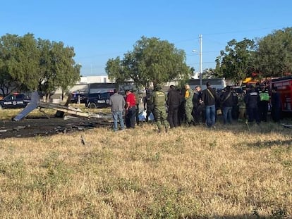 Elementos del Ejército y cuerpos de rescate en el sitio donde se desplomó la aeronave, en Aguascalientes, el 17 de noviembre de 2022.