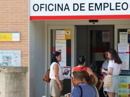 Varias personas entran a una oficina del SEPE, a 2 de julio de 2025, en Madrid (España).  