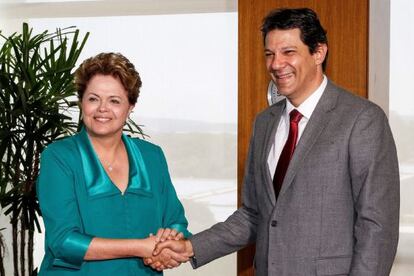 La presidenta brasileña, Dilma Rousseff, recibe a Fernando Haddad, alcalde electo de la ciudad de São Paulo.