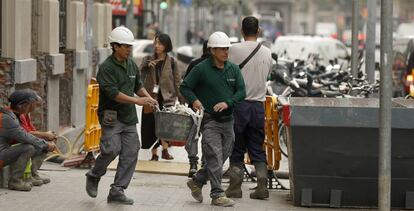 Unos obreros trabajando en calle Pelai en Barcelona