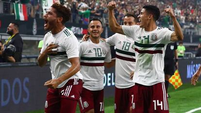 El Tri festeja uno de sus goles.