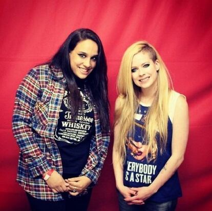 Avril Lavigne y una fan, relajad&iacute;simas ambas, en el &#039;meet and greet&#039; m&aacute;s memorable de la historia