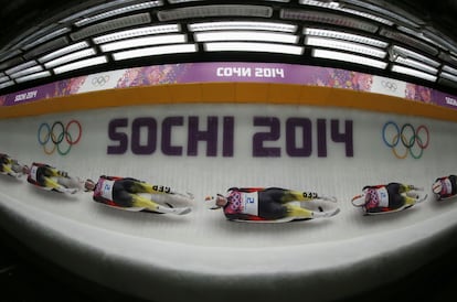 La alemana, Natalie Geisenberger acelera por la pista en la prueba femenina de luge, 10 de febrero de 2014.