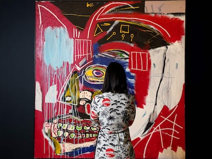 Una mujer mira 'In This Case', obra de Jean-Michel Basquiat, durante una muestra previa a la subasta de Christie's, Nueva York.