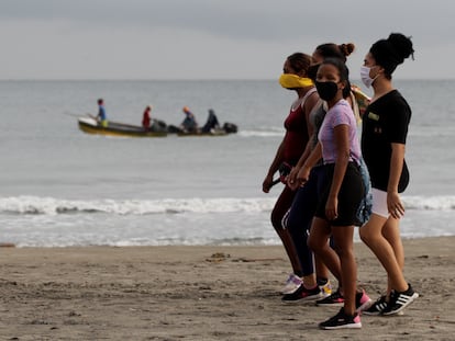 Un grupo de mujeres camina en una playa de Cartagena, luego de que se permitiera el acceso en julio pasado.