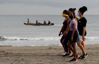Un grupo de mujeres camina en una playa de Cartagena, luego de que se permitiera el acceso en julio pasado.