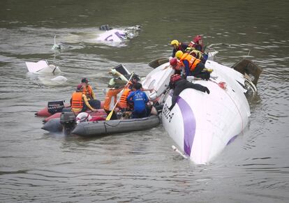 El avión de las líneas aéreas TransAsia se ha estrellado en el río Keelung poco después de haber despegado del aeropuerto de la capital taiwanesa.