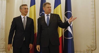 Jens Stoltenberg, junto al presidente rumano, Klaus Iohannis, antes de la ceremonia inaugural de la base a&eacute;rea.