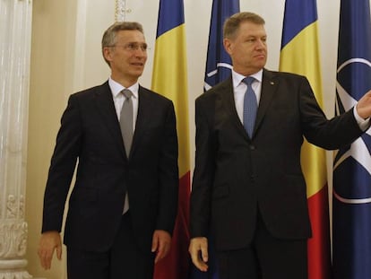 Jens Stoltenberg, junto al presidente rumano, Klaus Iohannis, antes de la ceremonia inaugural de la base a&eacute;rea.