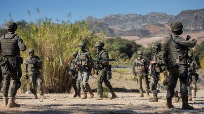 Soldados de la Legión en las inmediaciones del recinto del Campamento de Ronda, Málaga, Andalucía, a 7 de octubre de 2020.