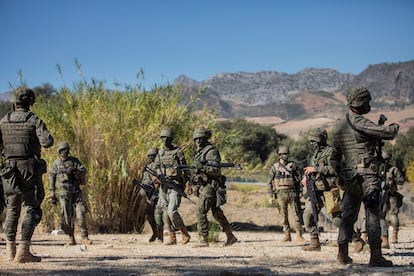 Soldados de la Legión en las inmediaciones del recinto del Campamento de Ronda, Málaga, Andalucía, a 7 de octubre de 2020.