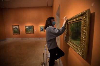 Una trabajadora del Museo Thyssen tapa las marcas en las paredes ocasionadas por el cambio en la ubicación de los cuadros este jueves 4 de junio, dos días antes de la reapertura tras la declaración del estado de alarma.