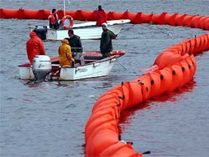 Instalación de barreras cerca de Caramariñas para impedir el paso de la marea negra.