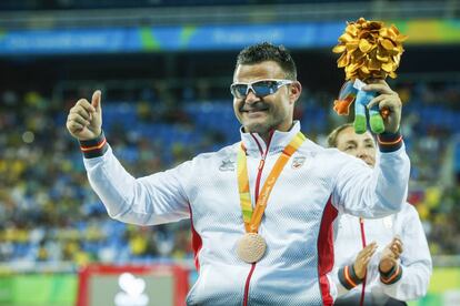 David Casinos celebra el bronce en lanzamiento de disco.