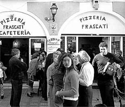 Un grupo de personas, ayer, a las puertas de la pizzería de Guadalmar.