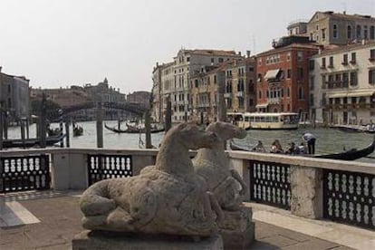 Caballos de piedra en el exterior del palacio Venier dei Leoni, con el Gran Canal y el puente de la Accademia al fondo.