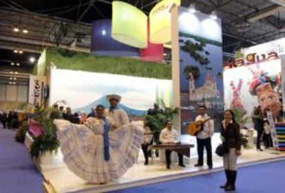 Muestra de baile tradicional en el stand de Nicaragua, en la 33 edición de la Feria Internacional de Turismo de Madrid (Fitur 2013).