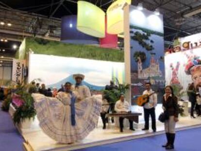 Muestra de baile tradicional en el stand de Nicaragua, en la 33 edición de la Feria Internacional de Turismo de Madrid (Fitur 2013).