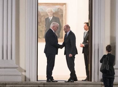 El presidente de Alemania, Frank-Walter Steinmeier (i), recibe al líder del Partido Socialdemócrata, Martin Schulz (c), este jueves en Berlín.