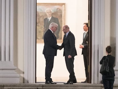 El presidente de Alemania, Frank-Walter Steinmeier (i), recibe al líder del Partido Socialdemócrata, Martin Schulz (c), este jueves en Berlín.