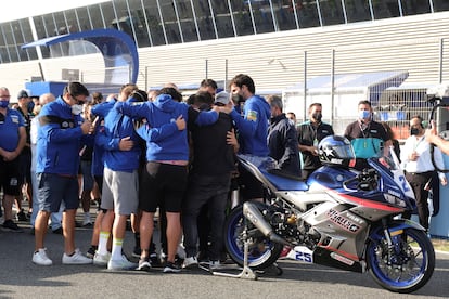 El equipo y los familiares de Dean Berta Viñales despiden al piloto en el minuto de silencio celebrado el domingo en el circuito de Jerez.